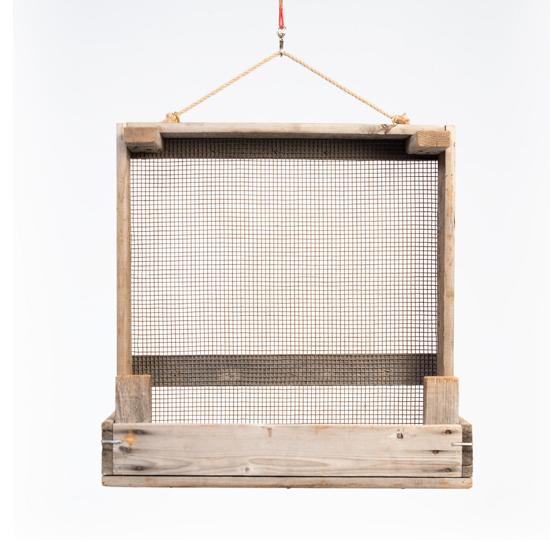 Schmales Gartenregal aus Zwiebelsieb