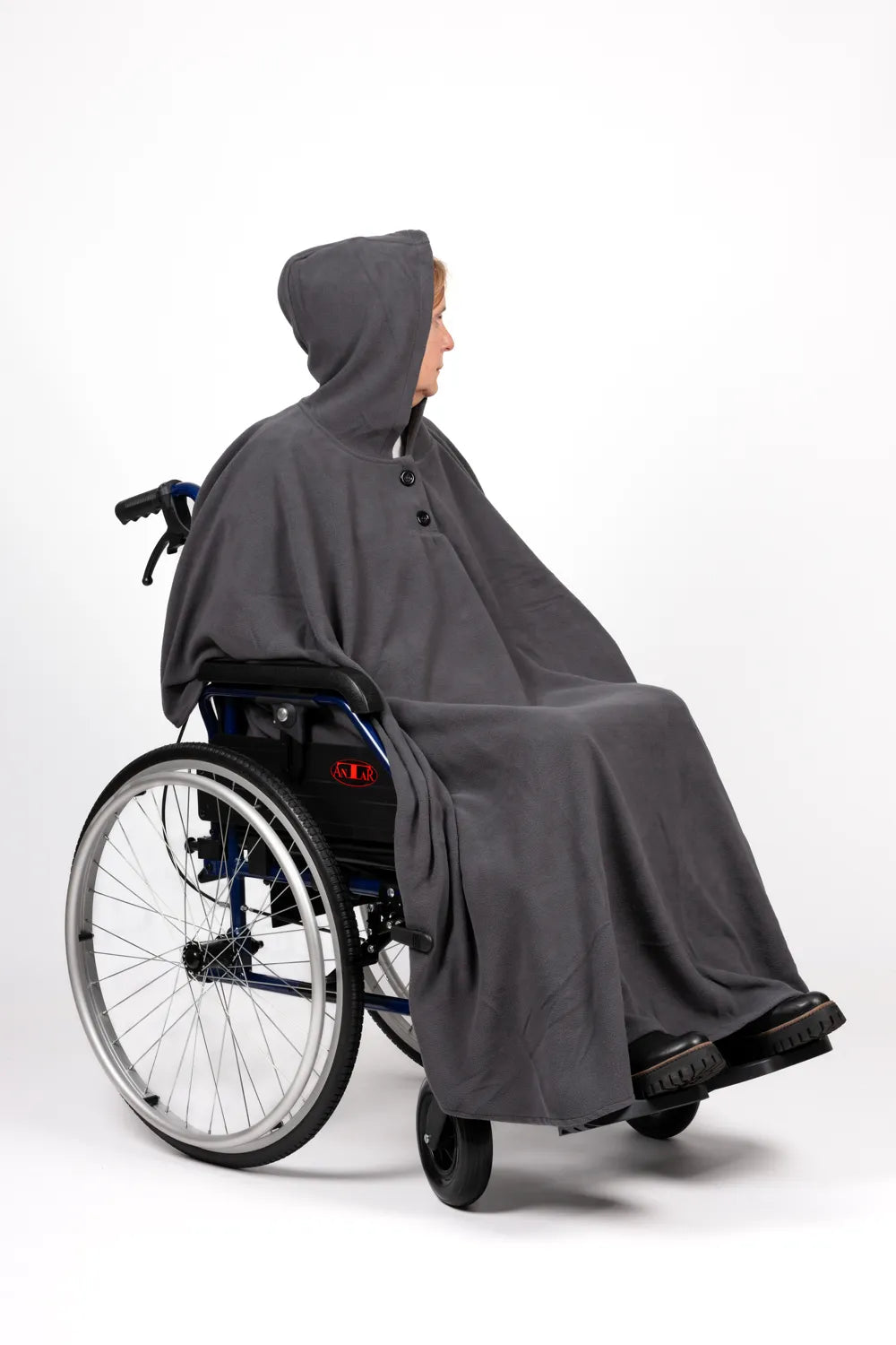 Rollstuhl‑Poncho Fleece mit Kapuze – warm, leicht, waschbar