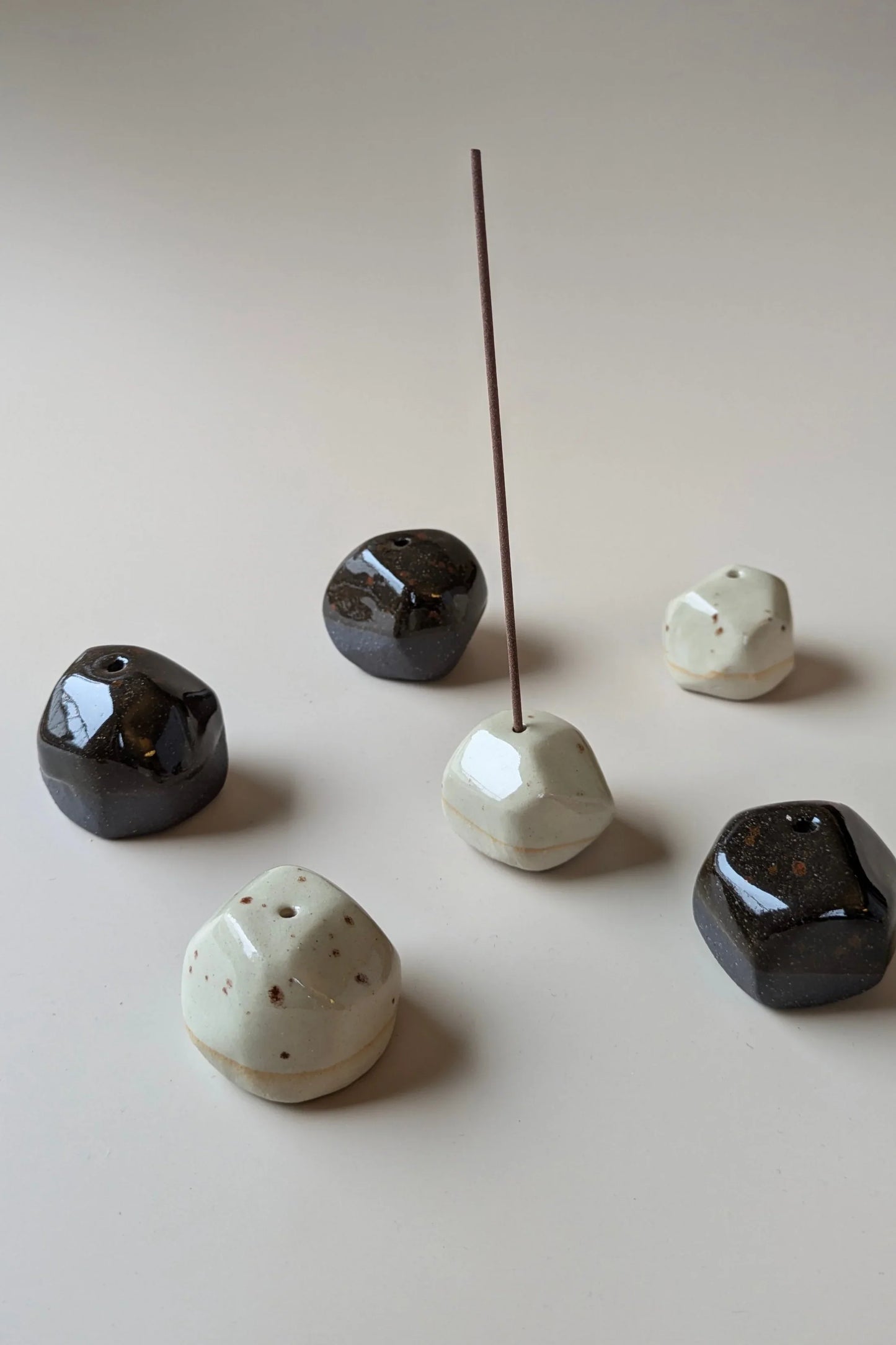 no need for more - Räucherstäbchenhalter - Keramik - Pebble