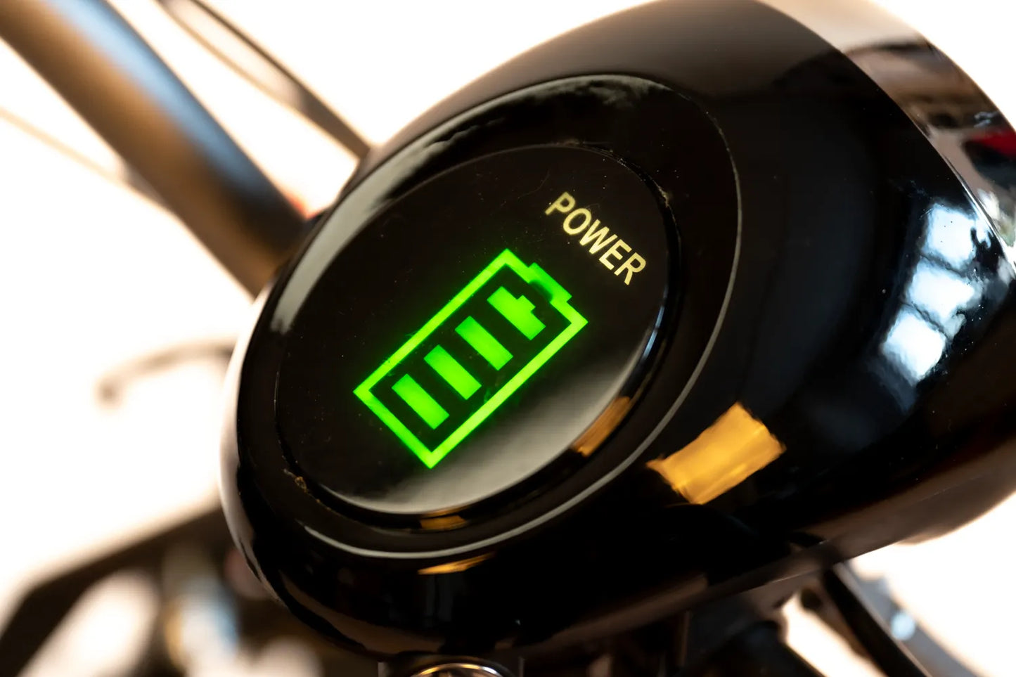 Faltbarer Elektro-Scooter mit Sitz & Korb, 25 km Reichweite