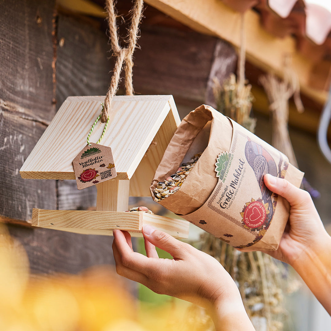 Vogelfutterhaus mit großer Mahlzeit