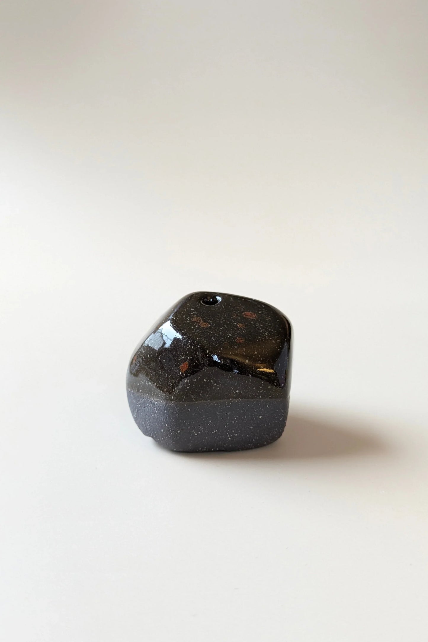 no need for more - Räucherstäbchenhalter - Keramik - Pebble