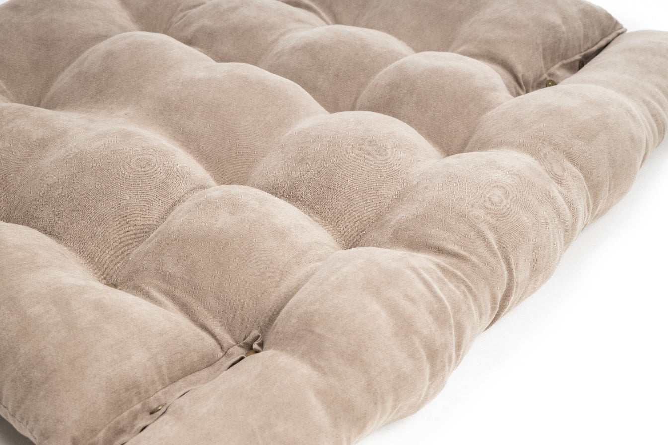 Leichte Matte mit Kissen mit drei verschiedenen Liegemöglichkeiten